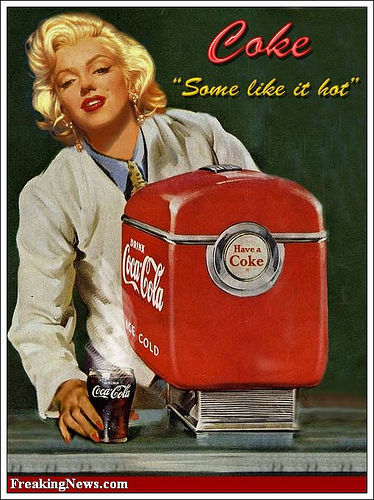 Affiche publicitaire vintage de Coca-Cola avec Marilyn Monroe.