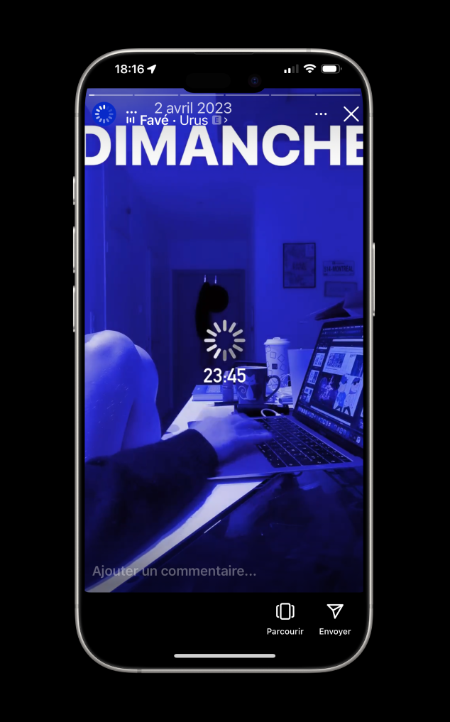 Yona-Marie en plein travail sur son portfolio, capturé dans une story Instagram.