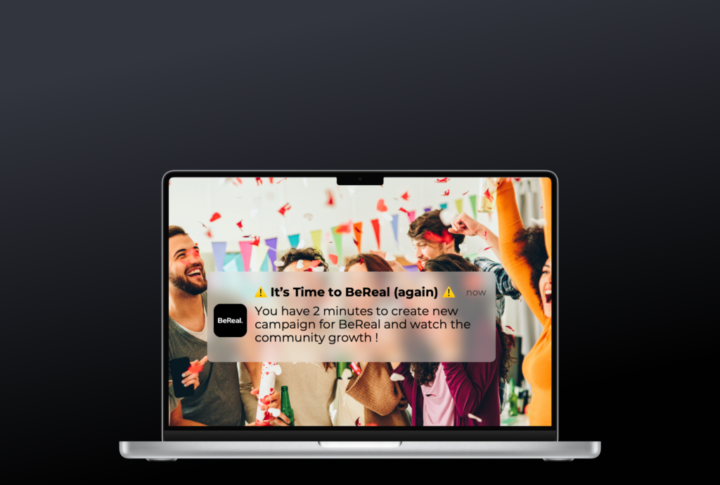 Notification BeReal affichée sur un ordinateur avec un groupe d’amis célébrant en arrière-plan.
